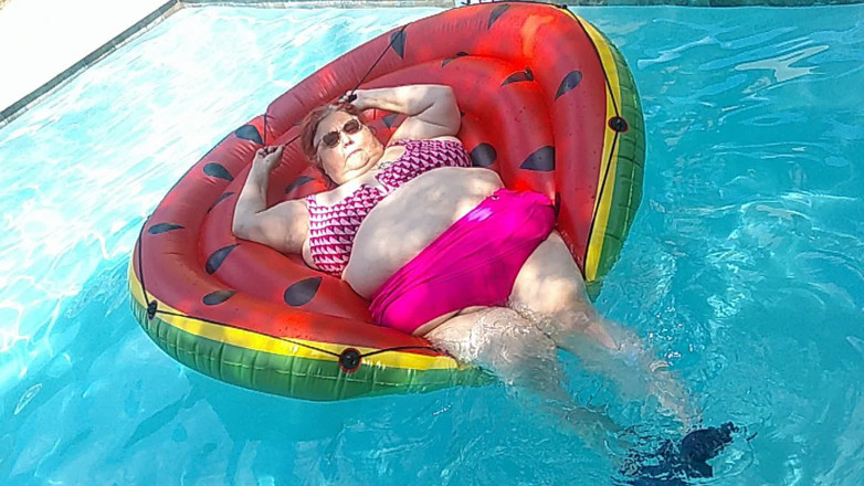BBW nurse Vicki adventures with friends: İri güzel hemşire Vicki'nin büyük karpuzunda yüzerken kısa videosu