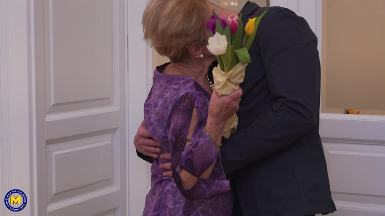 Mature NL: Chico musculoso folla la abuela