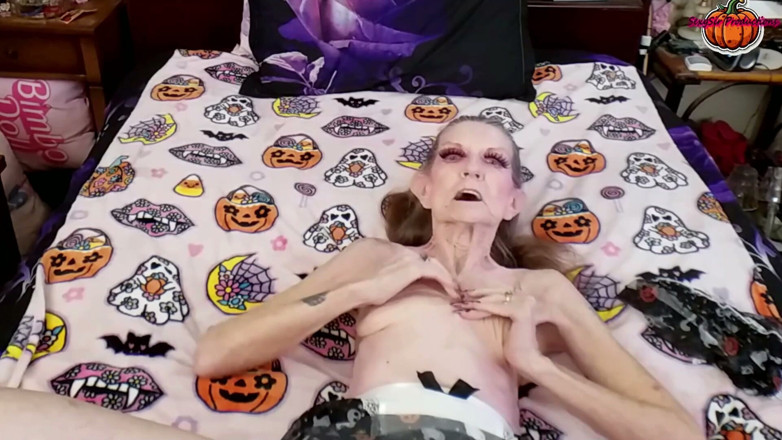 Sexy Sandra N Sir Christopher: Gilf mucama manteniendo su trabajo sexy Sandra halloween 2026 solo