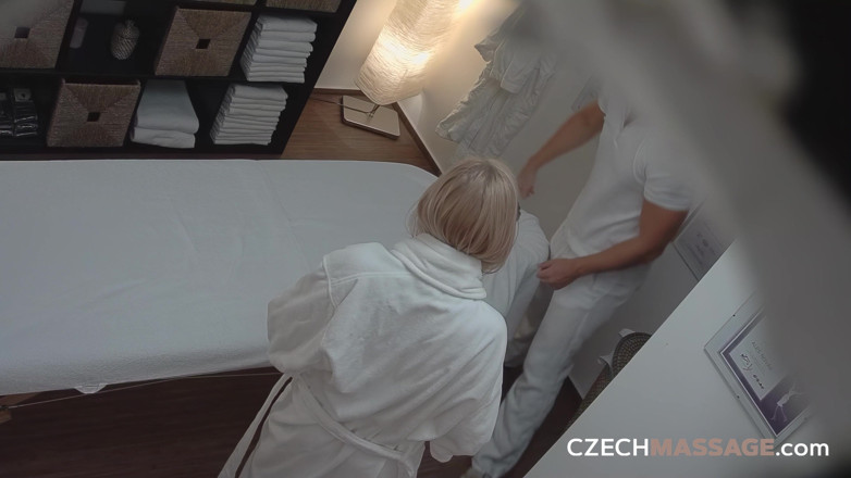 Czech Massage: Çek masajı 57: genç kadın erotik bir masajın ve masaj yatağında...