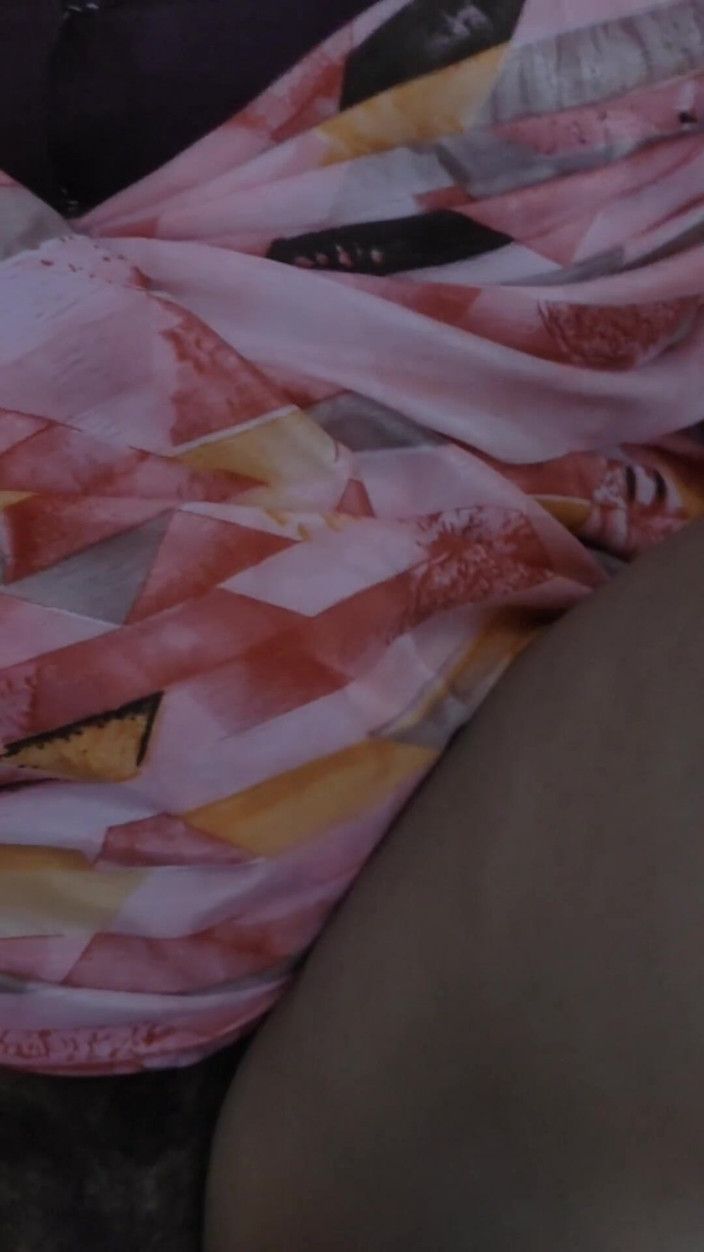 Black & white desicat: Зрадлива сусідська тітонька Срееяа в блузці сарі має жорсткий секс