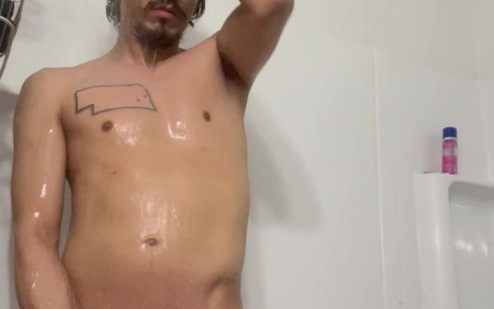 Frederect Cumms: Armăsar latino sexy la duș