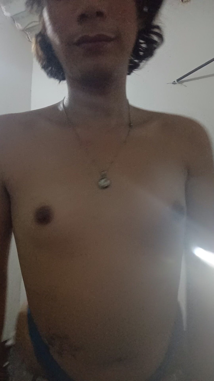 Femboy from Colombia: Payudara yang semakin besar dan besar