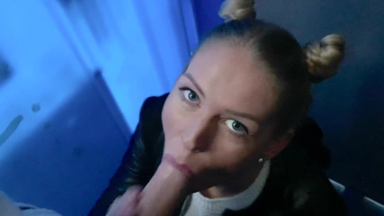 Claudia Macc: Blowjob in der öffentlichen toilette