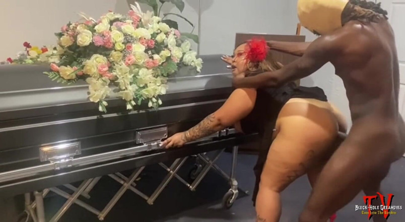 Blvck Rose TV: Dick-o-ween: Belaquis es follada en una funeraria encantada por bbc
