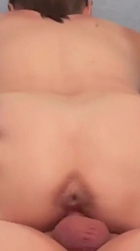 Matura adoră să călărească cu găuri și să se pârțâie cu sperma din curul ei!