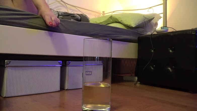 Viktoria Goo: Viktoria Goo - Experienced pissdrinkers wanted!