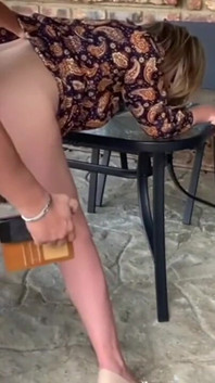 Une femme infidèle suce une bite dans la nature