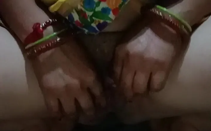 StepSiblingCaught: 印度阿姨抚摸她性感的粉红色阴户