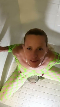 Neon-schlampe gulps doppelte pisse dusche
