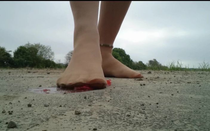 Carmen_Nylonjunge: Nylonfuß erdbeere zerquetscht, im freien zermalmt