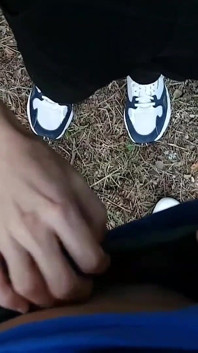 Starsza para widziała, jak ssę jego penisa w publicznym parku - POV