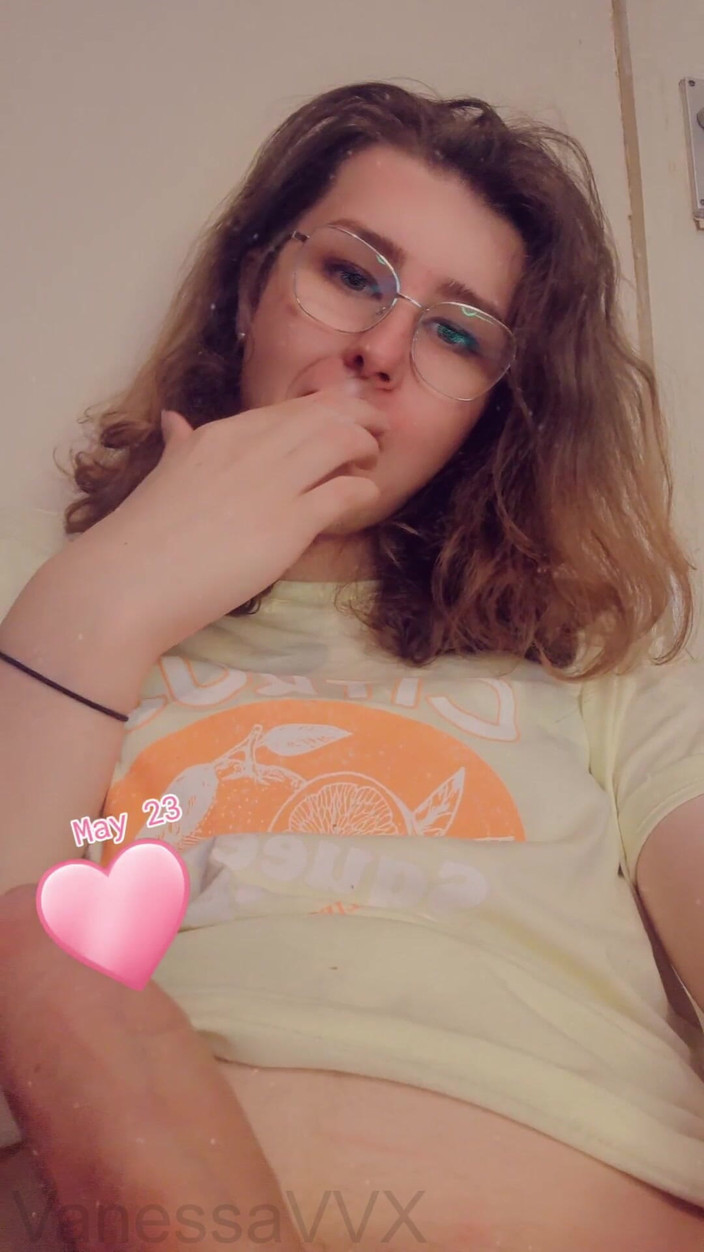 VanessaVVX: 凡妮莎把自己弄得一团糟，然后把都吃掉了