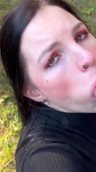 Auf dem Spaziergang hörte meine FREUNDIN für ein pinkeln auf und fühlte sich dann wie mir einen blowjob zu geben