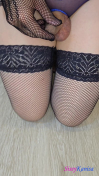 Sissy Kanisa si honí a stříká na black net punčochách