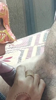 Napalona Pirya Bhabhi lubi ssie penisa swojego partnera i robi loda