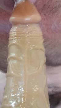 Primo piano scopata anale con dildo incluso succhiare e sborrare, culo in bocca e sborrata.