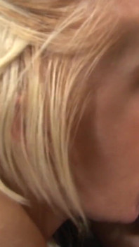 Zwei blonde mädchen lieben es, sich im auto zu befriedigen