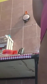 Mollige bBW stiefmutter zeigt titten und behaarte muschi in der küche