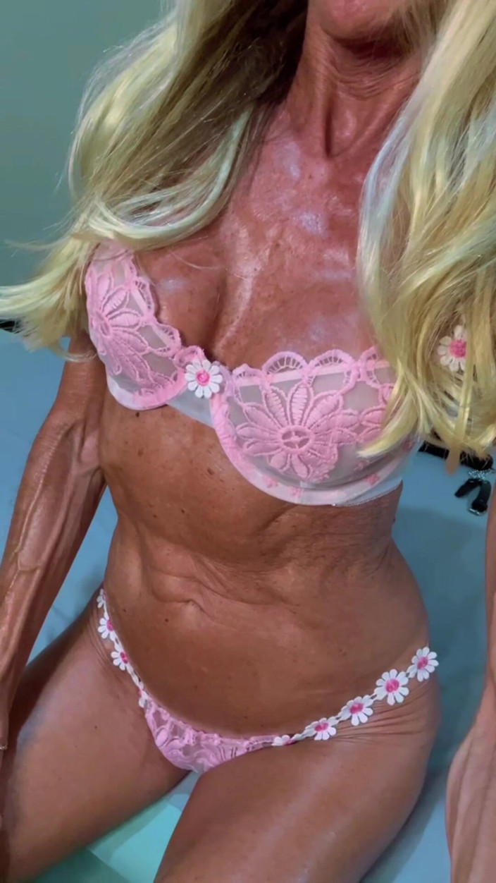 Sienna Diamond: Rosa Barbie-milf Spreizt Ihre Beine Und Bringt Dich Zum Kommen