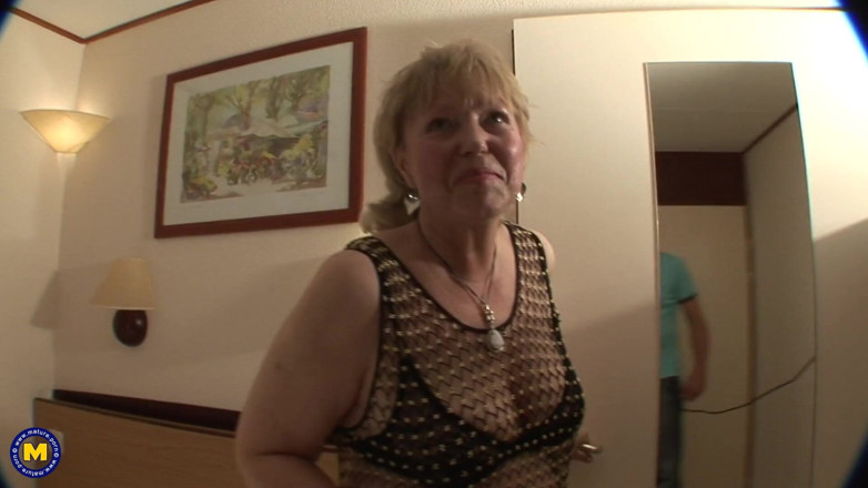 Mature NL: Nenek suka menghisap zakar