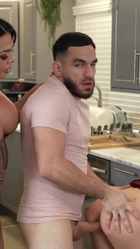 Uzun zamandır görmüyor, üvey anne ve üvey kız kardeş üvey erkek kardeşinin yarağı için istekli 7/24 - serbest orta yaşlı seksi kadın