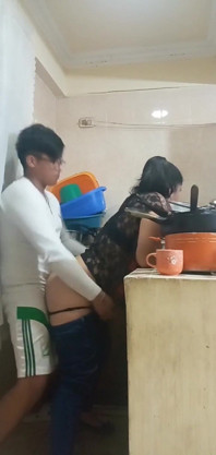 부엌과 침실에서 따먹히는 직원