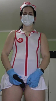 Robo Krankenschwester Anna masturbiert mit Latexhandschuhen und einer Maske