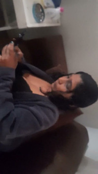 Büyük memeli Hintli orta yaşlı seksi kadın kocasına ayakla muamele çekiyor