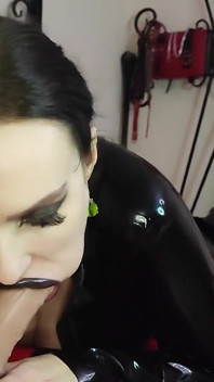 Lippenstift-blowjob von latex-tussi