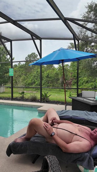 Cuidando De Allen À Beira Da Piscina