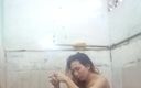 Reyna Alconer: Mooie schoonheid in de badkamer