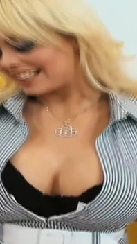 Lesbická trenérka Kylie Reese prstí svůj tým do několika orgasmů