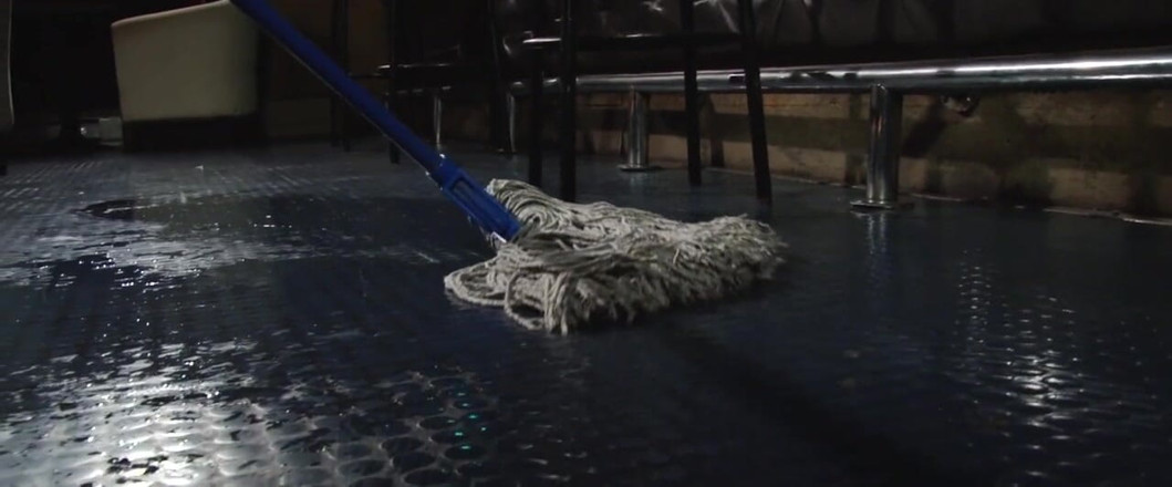 AD4X: Squirting auf der bar HD