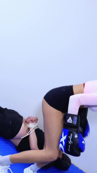 Sesi tinju cewek cantik dengan pose kemenangan