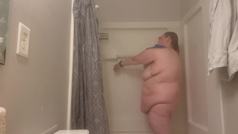 Fat Goddes: デブの女が熱いシャワーを浴びて自分で遊ぶ