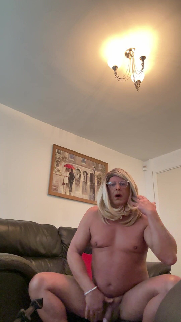 Kellycd2022: Kellycd2022, travesti sexy dans des filets de pêche blancs et...