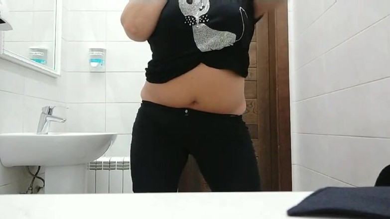 Sunny Loveli: Sexy macecha si hraje venku na záchodě