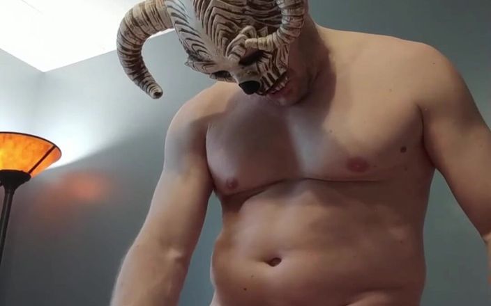 Bald Daddy: Balddady 恶魔用射精呻吟他的黑色精液荡妇填满lovense max 2，用肛塞插菊花