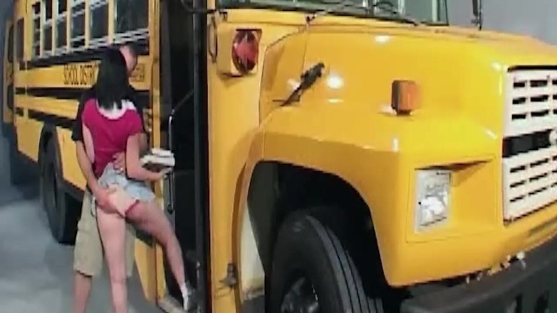THAGSON CORE: Mamă sexy brunetă matură futută tare în autobuzul facultății
