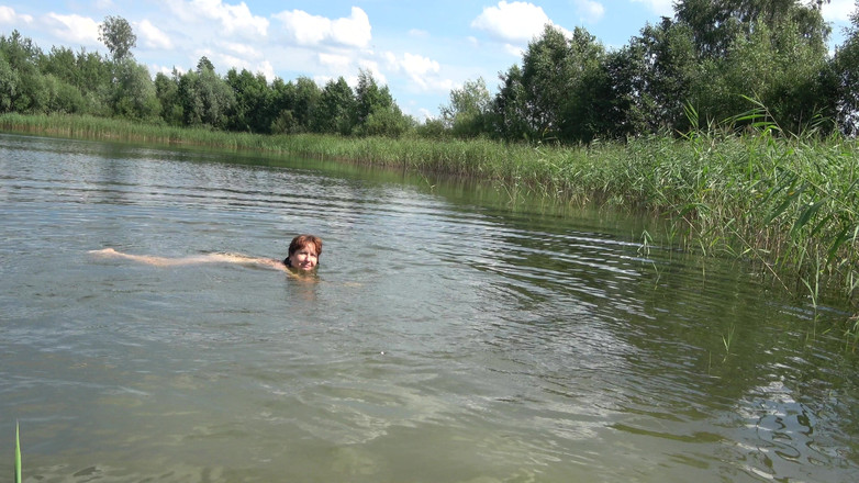Hera Harding: Hera Harding Zeigt Faltige Füße, Nachdem Sie Nackt Schwimmen