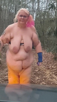 Passeggiare nuda nei boschi