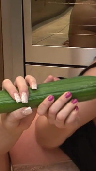 Contează scena-1 lesbiene superbe Chloe Lovette și Maisie Rain se fut în bucătărie cu un castravete