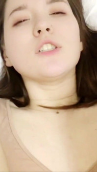 행복은 하드 애널에 있습니다. 귀여운 아시아 소녀를 위한 그녀의 첫 하드코어 인종 간 애널입니다.