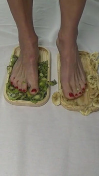 Calpesto il frutto con i miei piedi. Leccami le gambe
