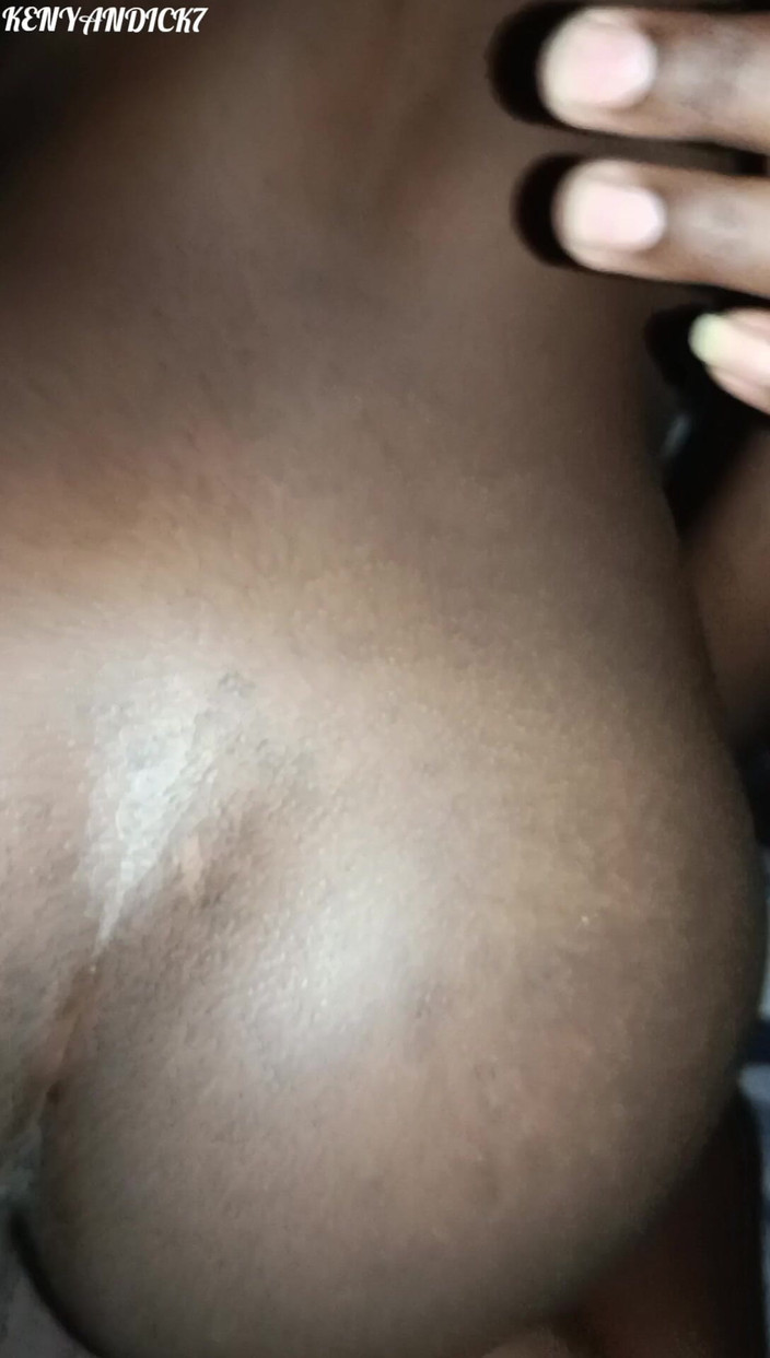 Kenyan Dick: Une bombasse noire kenyane sexy se fait défoncer après avoir...