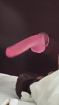 可愛い口がヘッドボードにくっついたペニスにむせて ポンポンポン