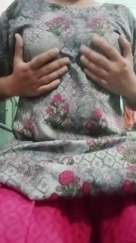 Indický gay crossdresser gaurisissy vypadá jako žena v domácnosti v Salwar Kurta XXX