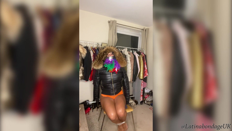 Latina Fetish: Latina in Fur &amp; Parkas (del 2)