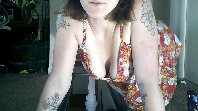 Sammy Suillus: 穿着太阳裙的毛茸茸的假阳具骑乘